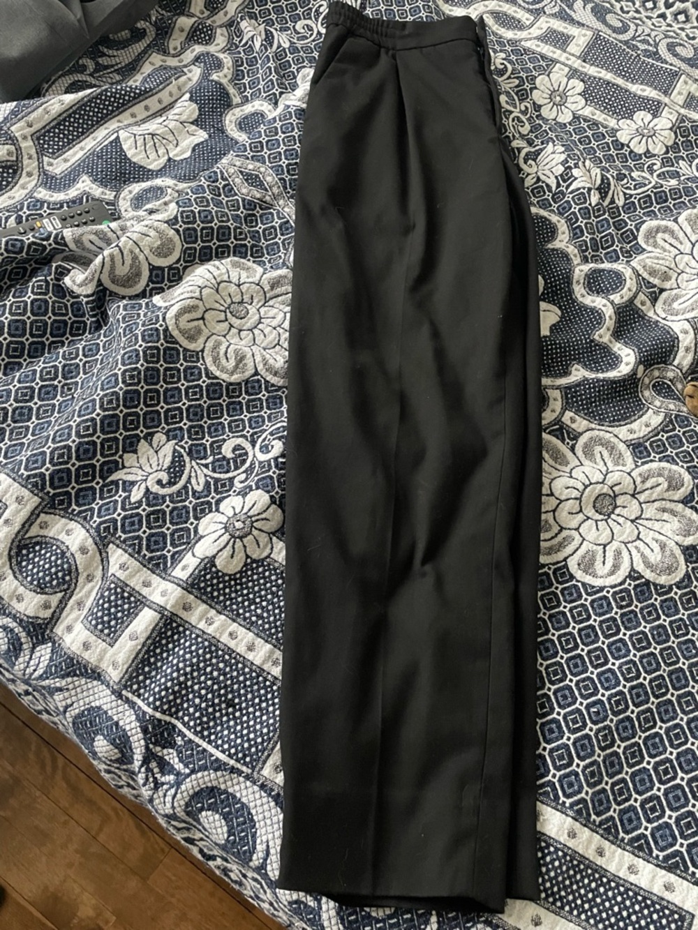 RW&CO black pleated trousers 32x30